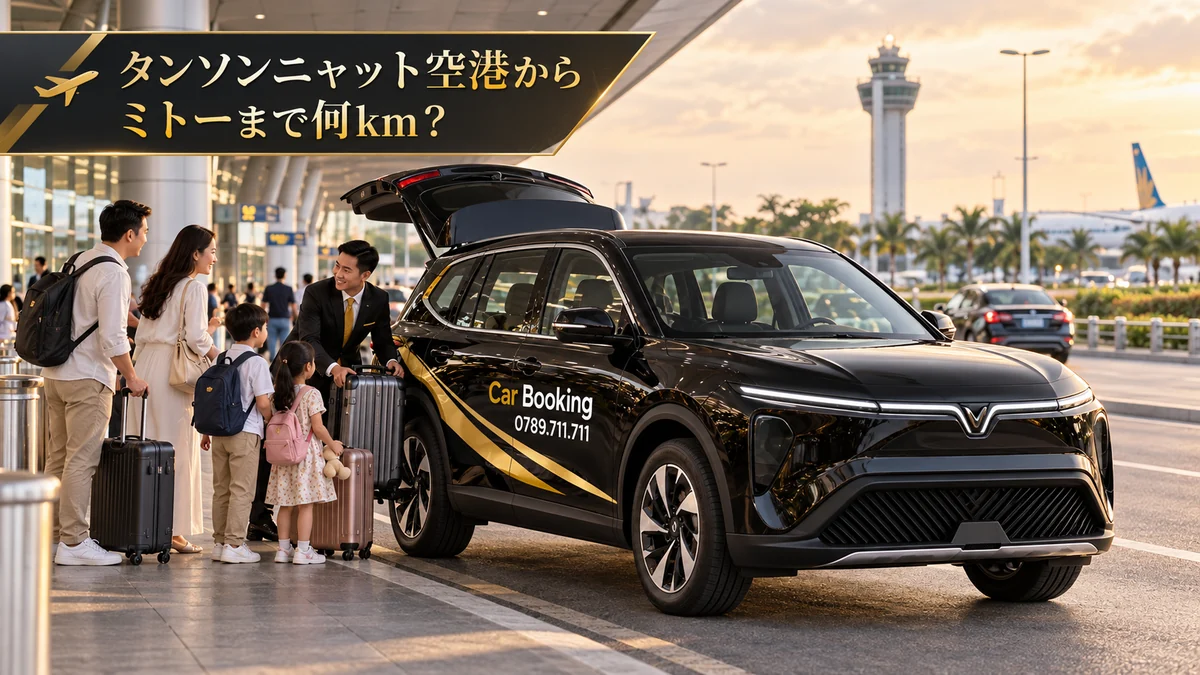 空港で旅行者の荷物を車に積むCar Bookingのドライバー