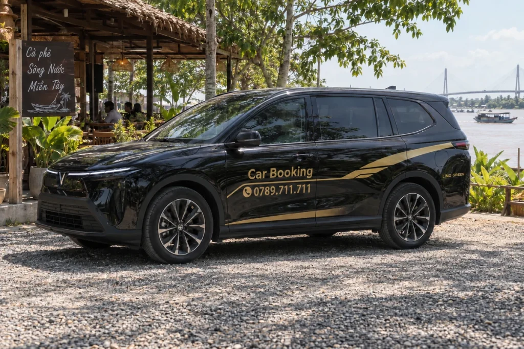 木陰の休憩施設に停まる黒いCar Bookingの車の側面。