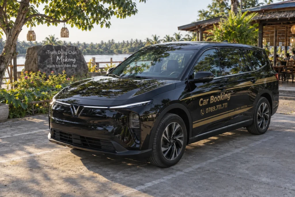 公路休息区树荫下的黑色Car Booking车辆。