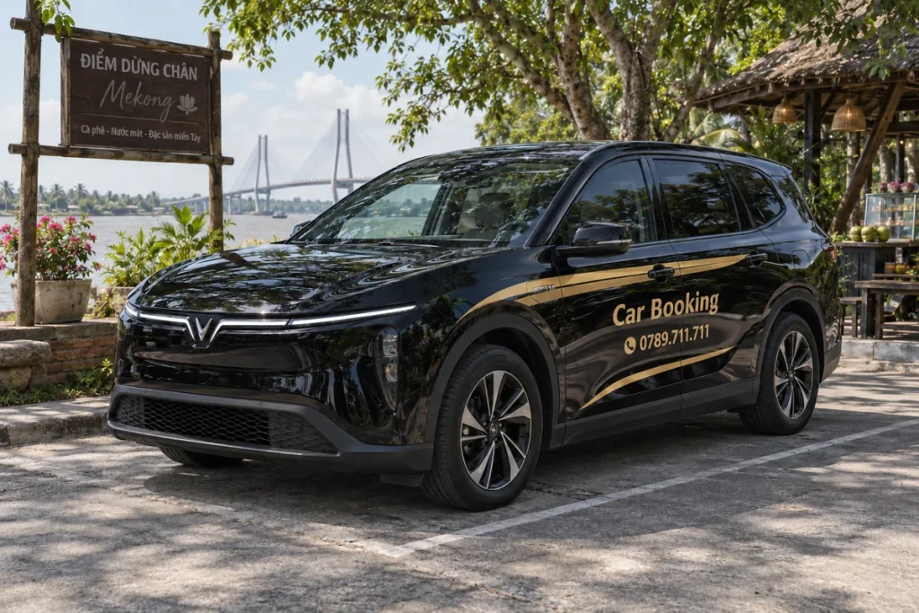 Xe Car Booking màu đen đỗ tại điểm nghỉ có cây xanh bên đường.