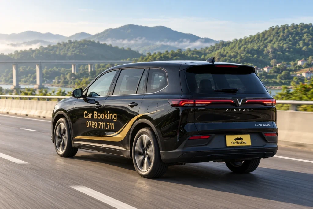 Xe Limo Green Car Booking nhìn từ phía sau trên đoạn đường có dải phân cách và cầu vượt.