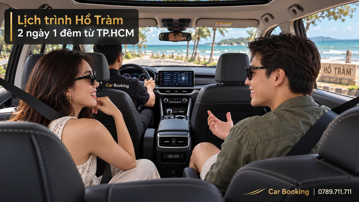 Ảnh minh họa có tiêu đề “Lịch trình Hồ Tràm 2 ngày 1 đêm từ TP.HCM”, khách nam nữ trong khoang xe, tài xế ngồi bên trái.