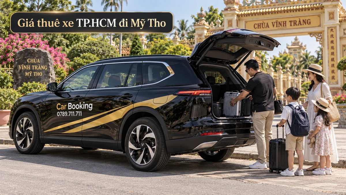 Gia đình xếp hành lý lên xe Car Booking trước cổng chùa Vĩnh Tràng Mỹ Tho