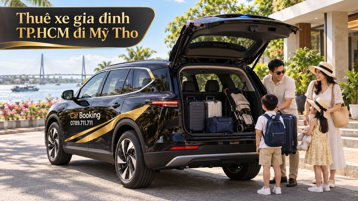Gia đình kiểm tra vali và xe đẩy trước khi đi Mỹ Tho bằng xe Car Booking