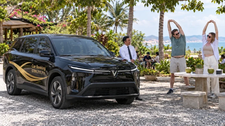 trạm dừng chân TP.HCM – Phan Thiết – ảnh minh họa hành khách nghỉ bên xe Car Booking đen tại điểm dừng có cây xanh.