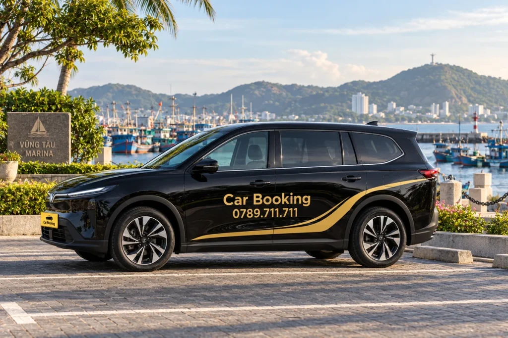 头顿码头旁停放的黑色Car Booking Limo Green侧面及远处的渔船。