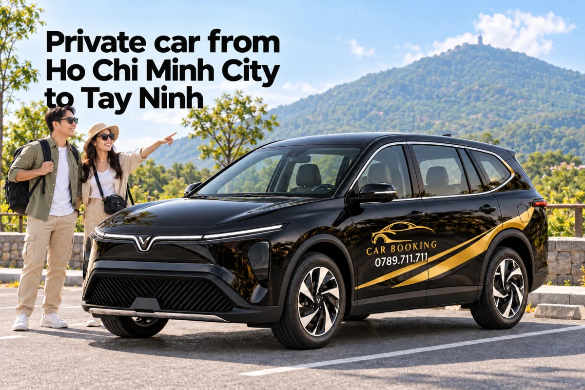 緑の山を背景に黒いCAR BOOKINGのVinFast Limo Greenを描いたAI生成イメージ。英語でPrivate car from Ho Chi Minh City to Tay Ninhと表示。