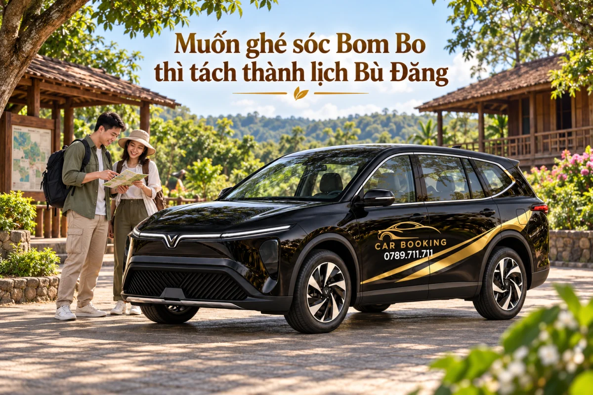 Ảnh minh họa AI: xe VinFast Limo Green đen có logo CAR BOOKING và hotline 0789.711.711, hai người xem kế hoạch tại điểm dừng có kiến trúc gỗ và cây xanh; ảnh có chữ Muốn ghé sóc Bom Bo thì tách thành lịch Bù Đăng.