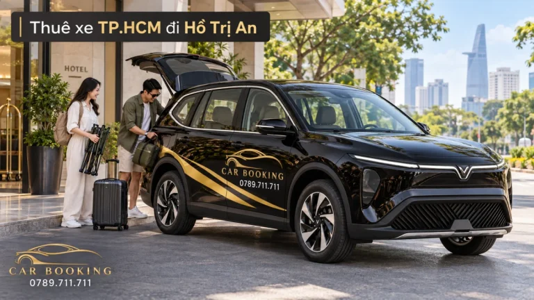 Minh họa VinFast Limo Green đen tại điểm đón TP.HCM cùng đồ dã ngoại, có dòng chữ thuê xe TP.HCM đi Hồ Trị An