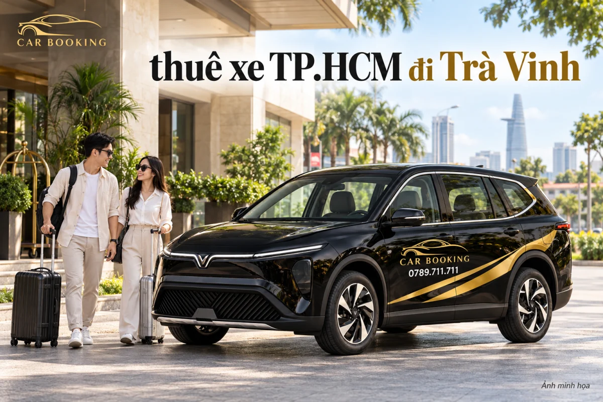 Ảnh minh họa xe Limo Green đen mang logo CAR BOOKING và dòng chữ thuê xe TP.HCM đi Trà Vinh tại điểm đón khách sạn.