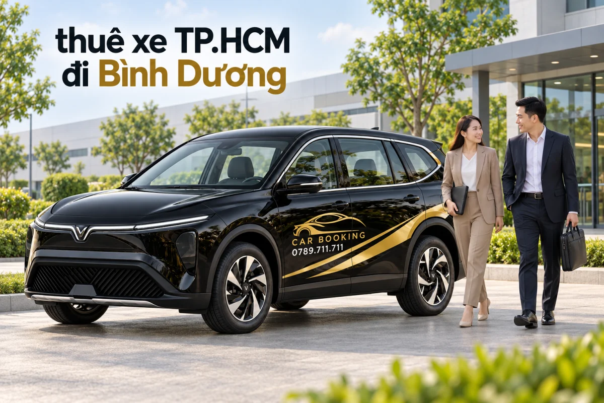 Ảnh minh họa AI: xe VinFast Limo Green đen có logo CAR BOOKING và hotline 0789.711.711, hai khách công tác ở khu đón khách văn phòng; ảnh có chữ thuê xe TP.HCM đi Bình Dương.