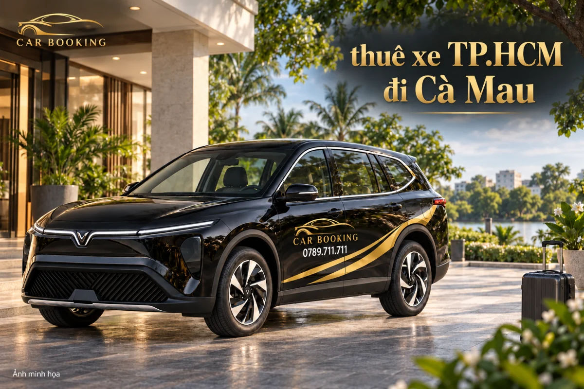 Ảnh minh họa xe Limo Green đen Car Booking với dòng chữ thuê xe TP.HCM đi Cà Mau tại sân đón khách sạn đô thị.