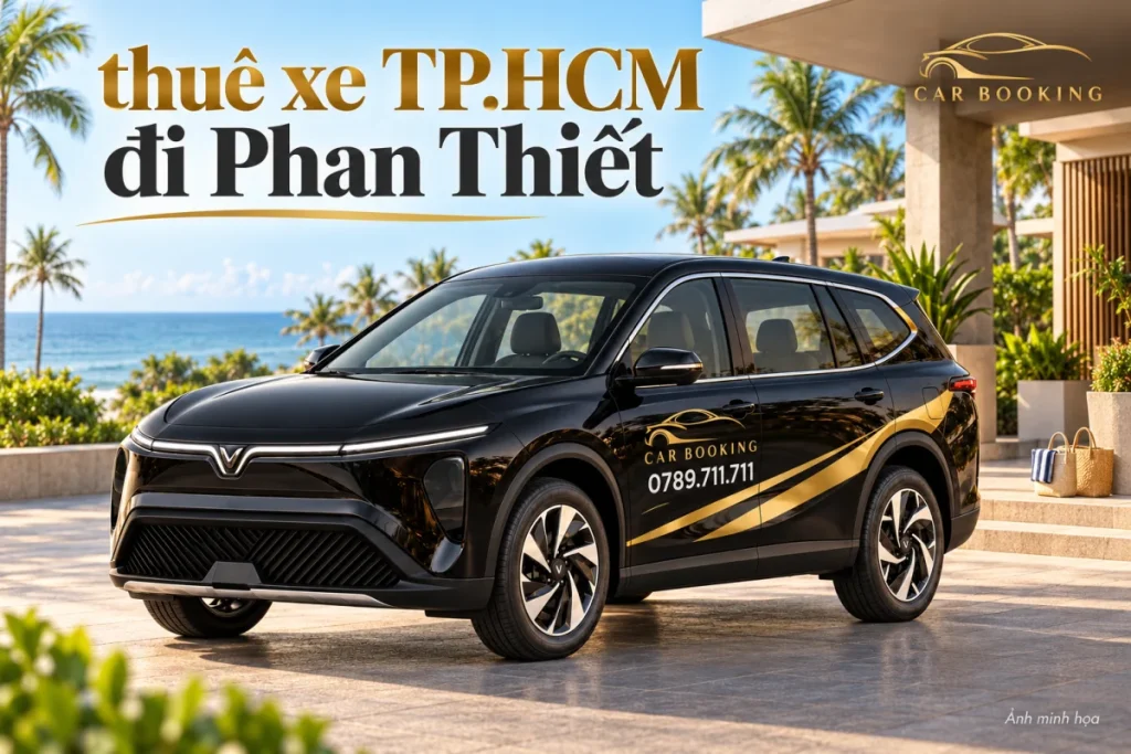 Ảnh minh họa xe Limo Green đen Car Booking với dòng chữ thuê xe TP.HCM đi Phan Thiết tại lối đón khu lưu trú ven biển.
