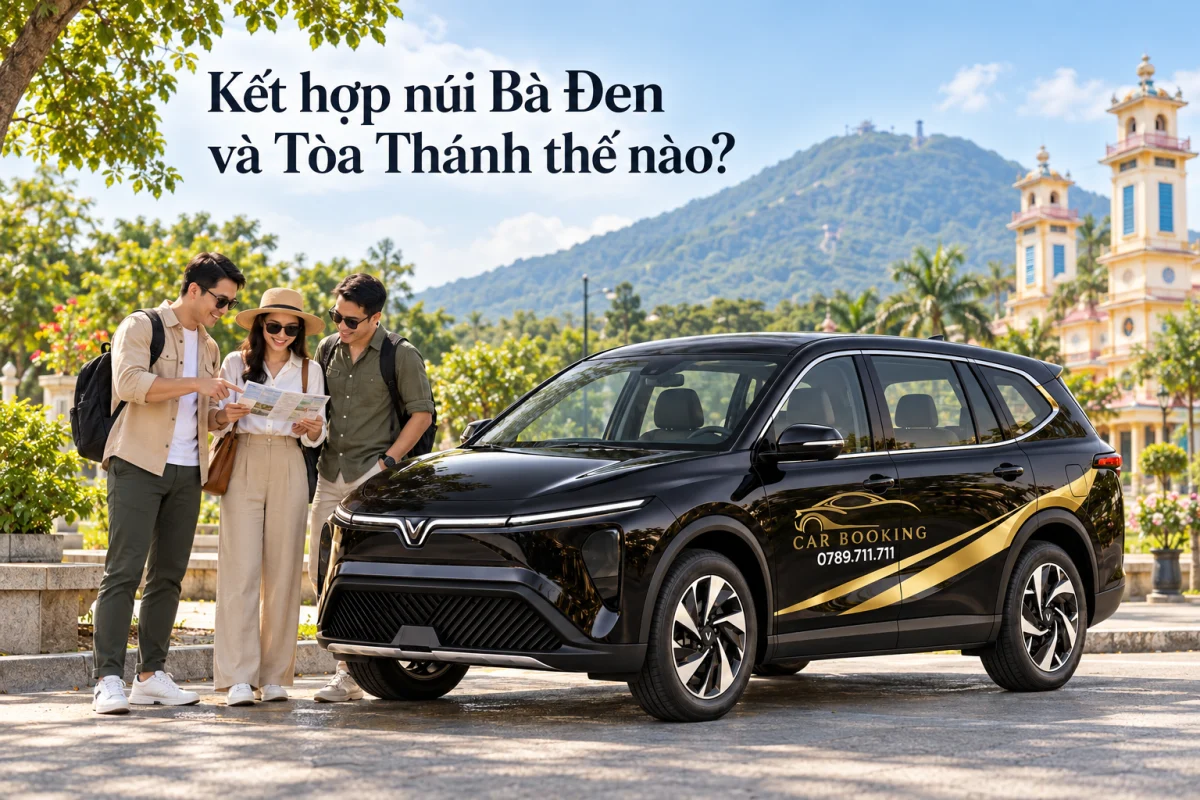 Minh họa AI: ba khách xem bản đồ cạnh xe đen, với núi và kiến trúc gợi Tây Ninh ở phía sau.